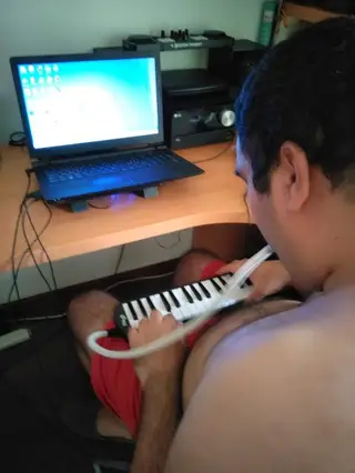 Gabriel e a música, uma dos maiores interesses.