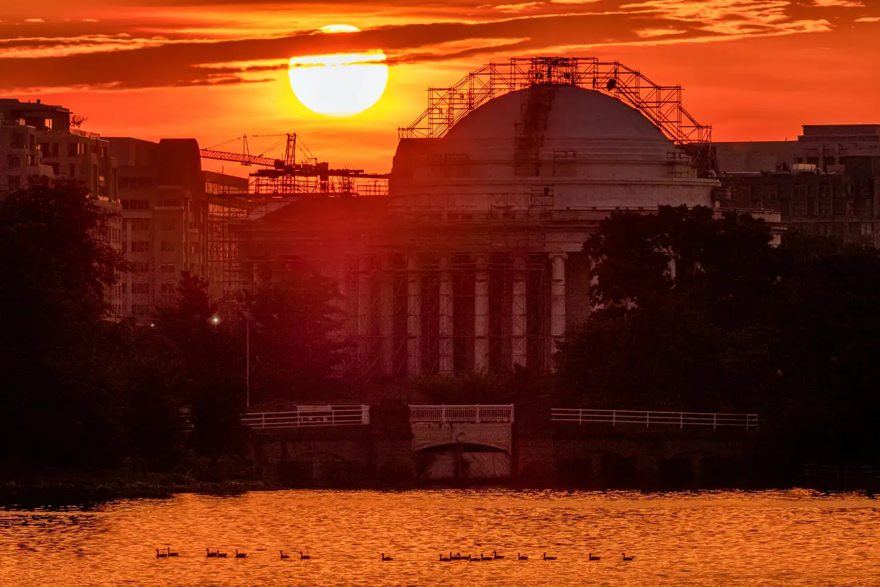 Nascer do sol em Washington, Estados Unidos, num dia que eram esperadas temperaturas a rondar os 38º.