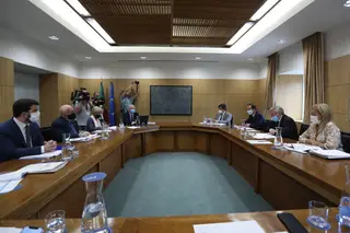 O ministro da Administração Interna, Eduardo Cabrita, acompanhado pelo ministro da Educação, Tiago Brandão Rodrigues, ministra da Saúde, Marta Temido, durante a reunião de trabalho com os presidentes de Câmara dos municípios de Lisboa, Fernando Medina, Amadora, Carla Tavares, Sintra, Basílio Horta, Odivelas, Hugo Martins e Loures, Bernardino Soares, com o objetivo discutir a estratégia de prevenção e controlo da covid-19 nos concelhos da Área Metropolitana de Lisboa