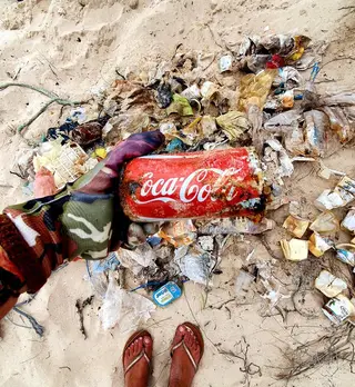Resíduos encontrados na Praia de Peniche de Cima.