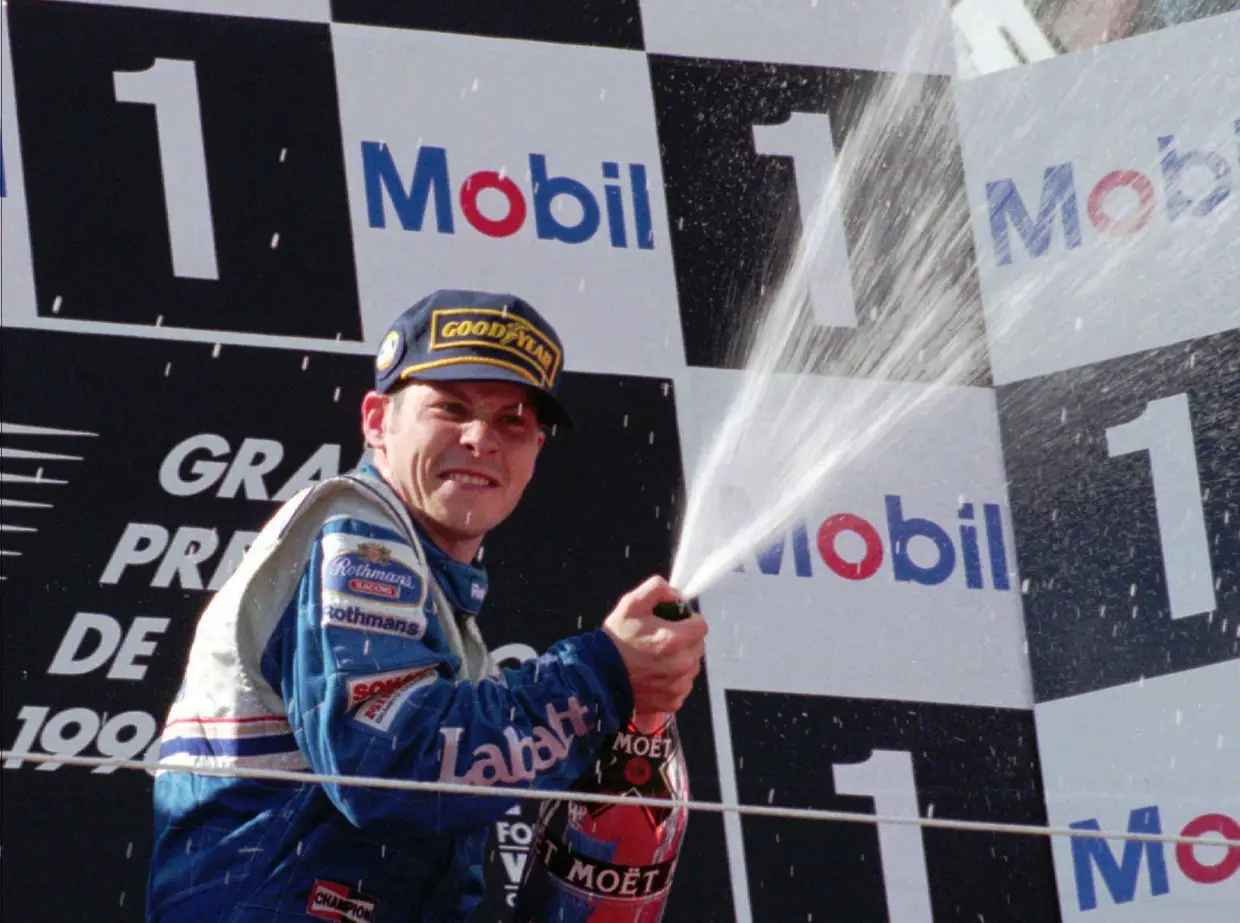 Canadiano Jacques Villeneuve, vencedor da última prova em Portugal, durante os festejos em 1996.