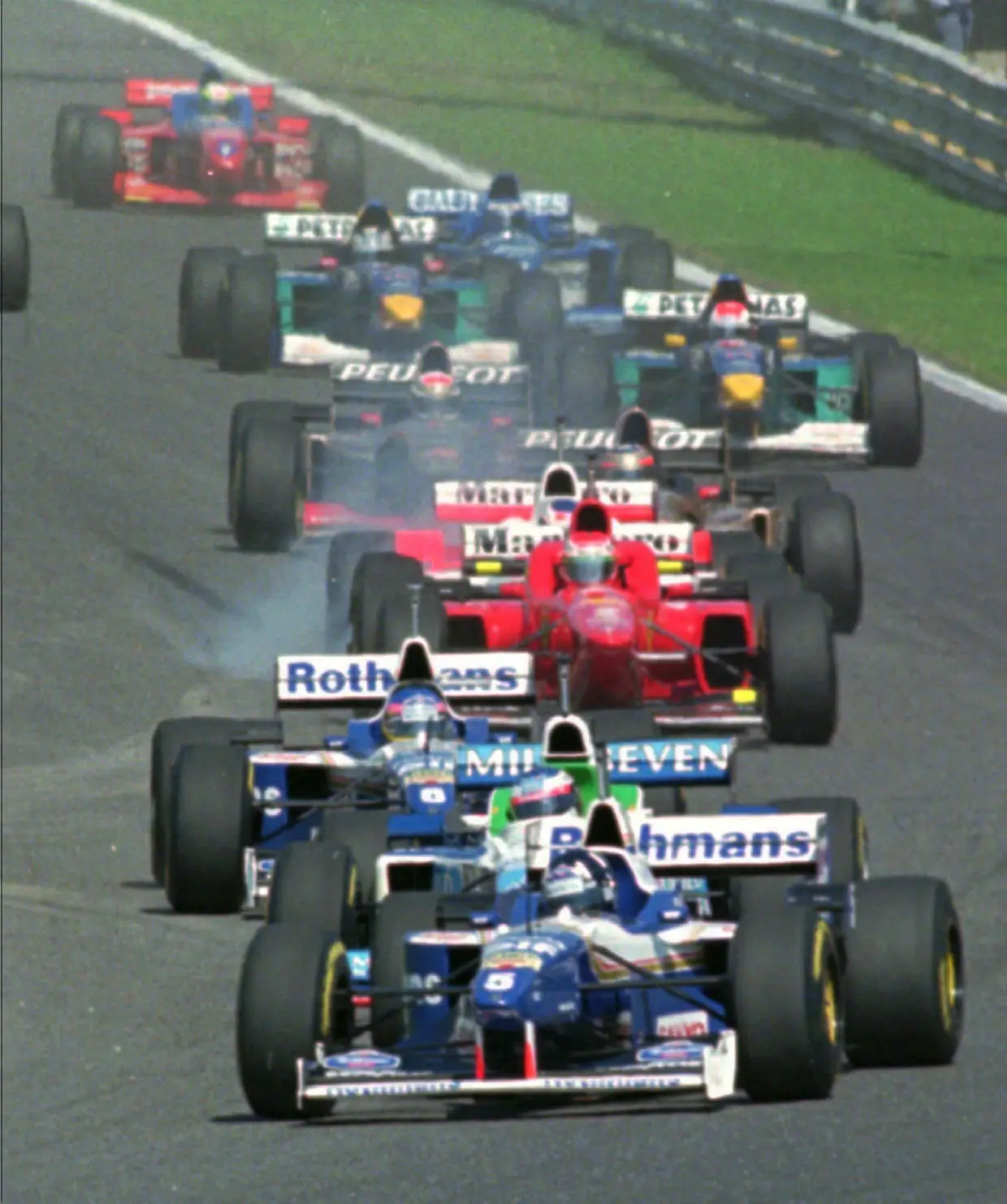 O britânico Damon Hill na frente da corrida durante o Grande Prémio de 1996, no Estoril