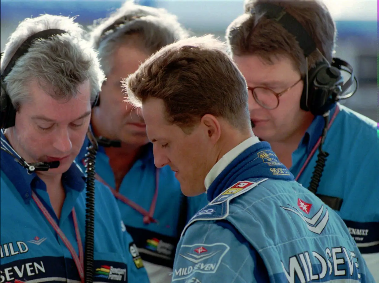 Michael Schumacher com elementos da equipa da Benetton-Renault, em 1995.