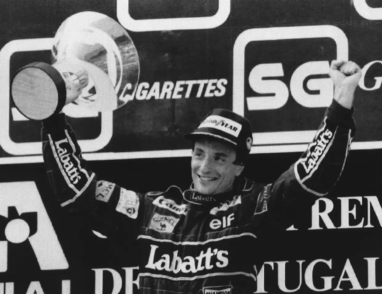O italiano Riccardo Patrese nos festejos de 1991.