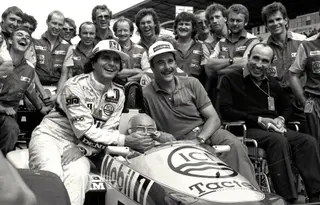 Os icónicos Nelson Piquet (E) e Nigel Mansell junto ao comentador Murray Walker, no Estoril, após a sessão de qualificação do GP de Portugal em setembro de 1986