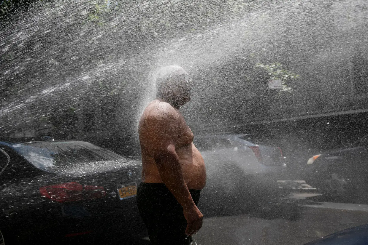Uma onda de calor está a afetar Nova Iorque e para a combater foram instalados aspersores de água pela cidade.