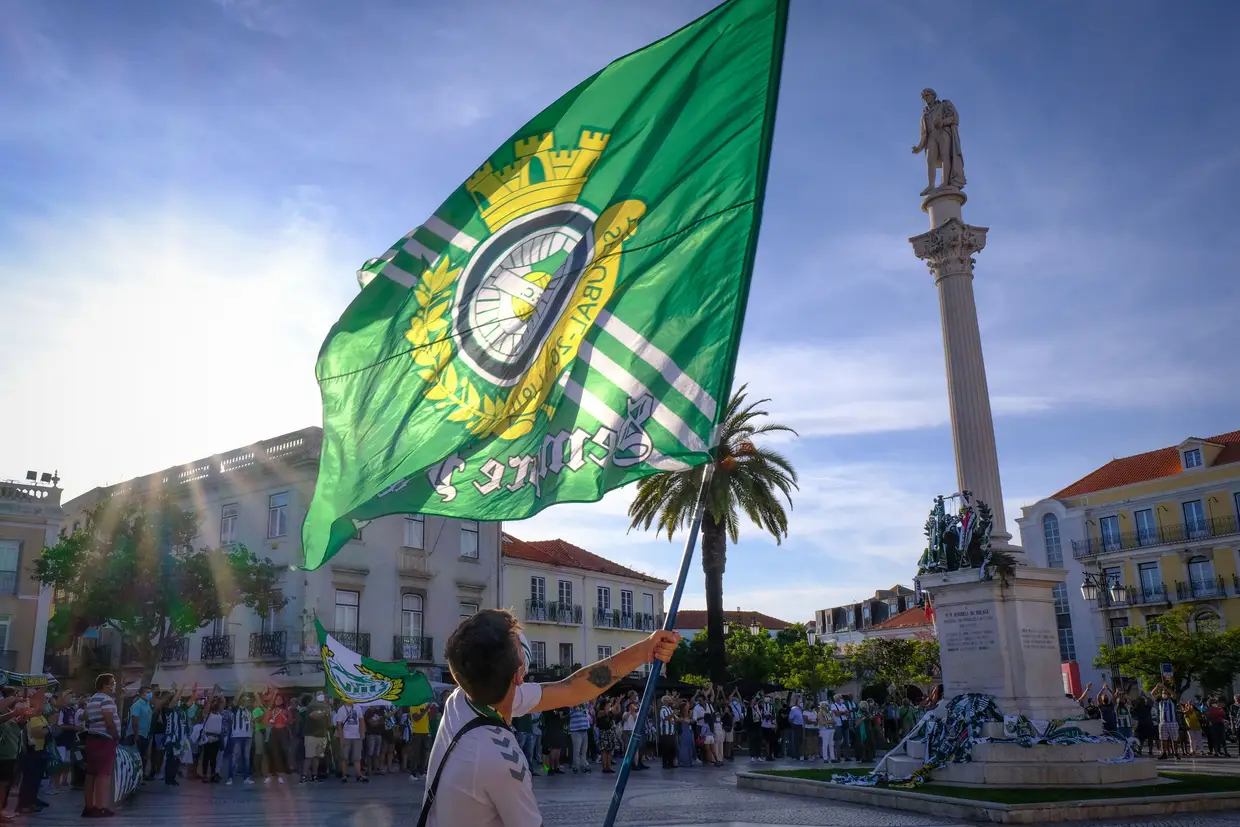 Adeptos do Vitória de Setúbal concentraram-se em protesto contra a decisão da Lisa.