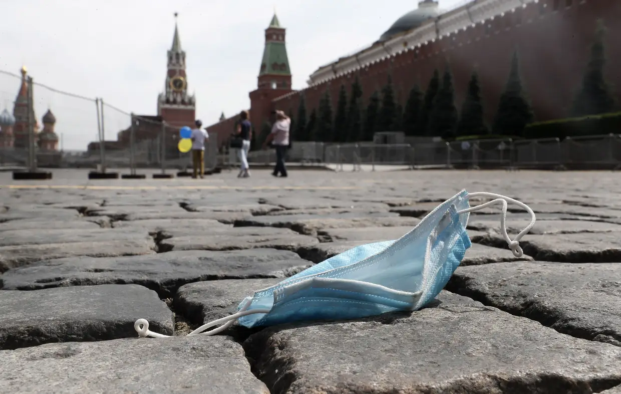 Uma máscara de proteção no chão da Praça Vermelha, em Moscovo, Rússia.