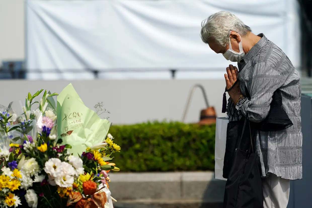 Um visitante junto ao memorial das vítimas dos bombardeamentos de Hiroshima e Nagasaki, em Hiroshima, oeste do Japão. A cidade, na quinta-feira, 6 de agosto, assinala o 75º aniversário do bombardeamento dos EUA.
