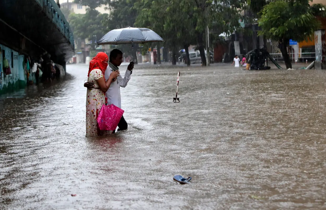 Fortes chuvas atingiram a cidade de Mumbai, numa altura em que a Índia atravessa a época das monções.