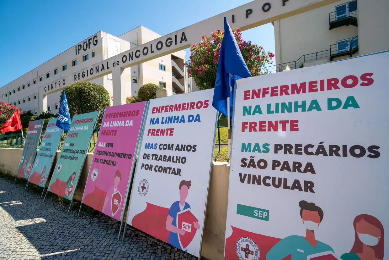 Concentração de enfermeiros à entrada do Instituto Português de Oncologia, em Coimbra, para exigir a harmonização de direitos para enfermeiros com CIT.