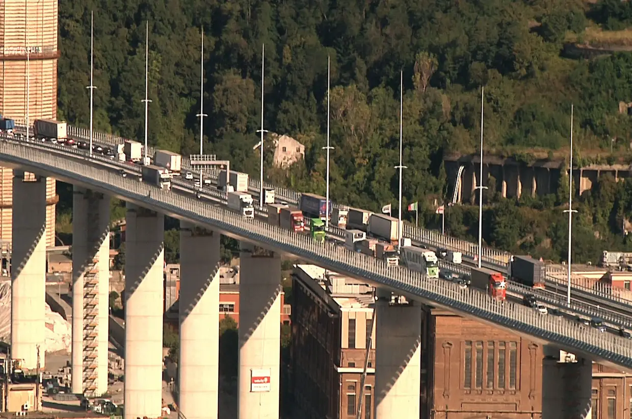 Veículos a atravessar a nova ponte de Génova, em Itália, dois dias depois da inauguração. Há dois anos a ponte Morandi colapsou e 43 pessoas morreram.