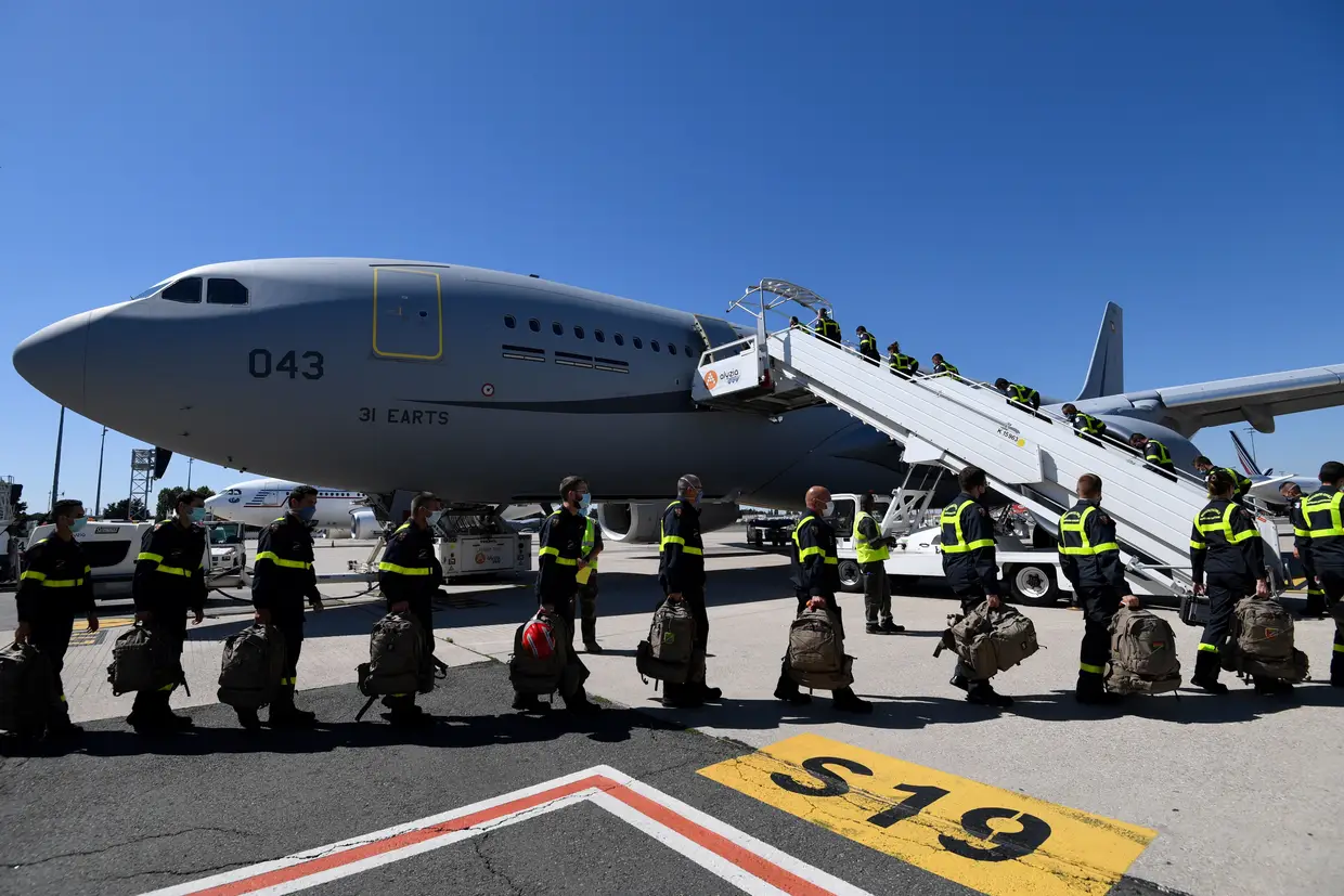Elementos da Proteção Civil francesa a embarcar num avião com destino a Beirute. França está a enviar peritos em busca e salvamento, uma clínica móvel e toneladas de equipamento médico para o Líbano.