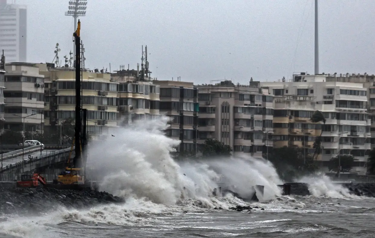 Ondulação forte provoca cheias na marginal de Marine Drive, em Bombaim, Índia.