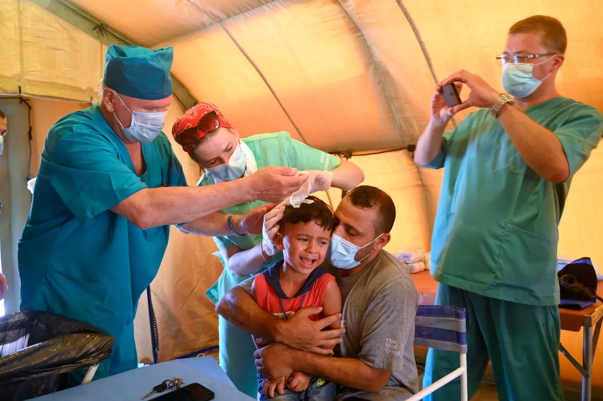 Uma criança libanesa recebe tratamento num hospital de campanha russo em Beirute, na sequência das explosões de terça-feira.