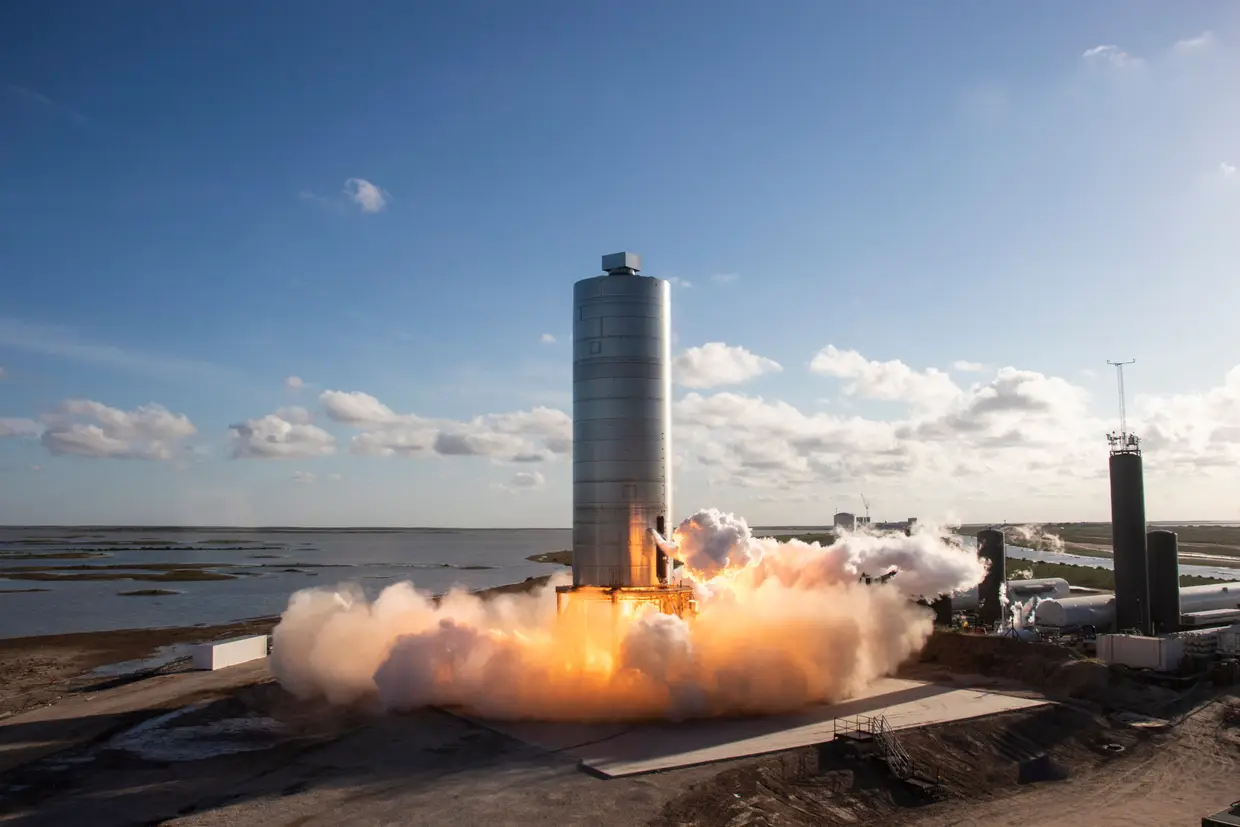 Lançamento do foguetão da SpaceX "SN5 Hop" em Boca Chica, Texas, Estados Unidos.