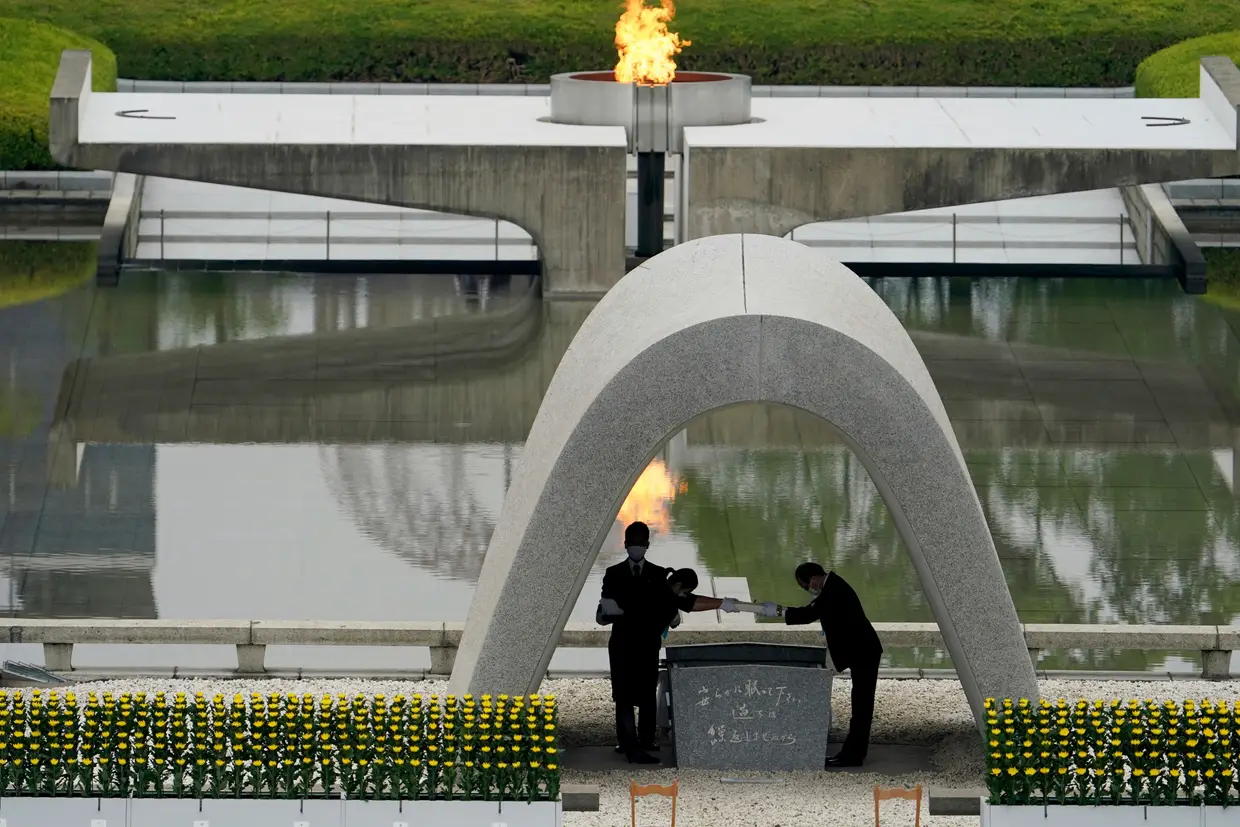 O autarca de Hiroshima, Kazumi Matsui (à direita), e familiares das vítimas participam numa cerimónia para assinalar os 75 anos do ataque nuclear, no Parque Memorial da Paz de Hiroshima, no Japão.