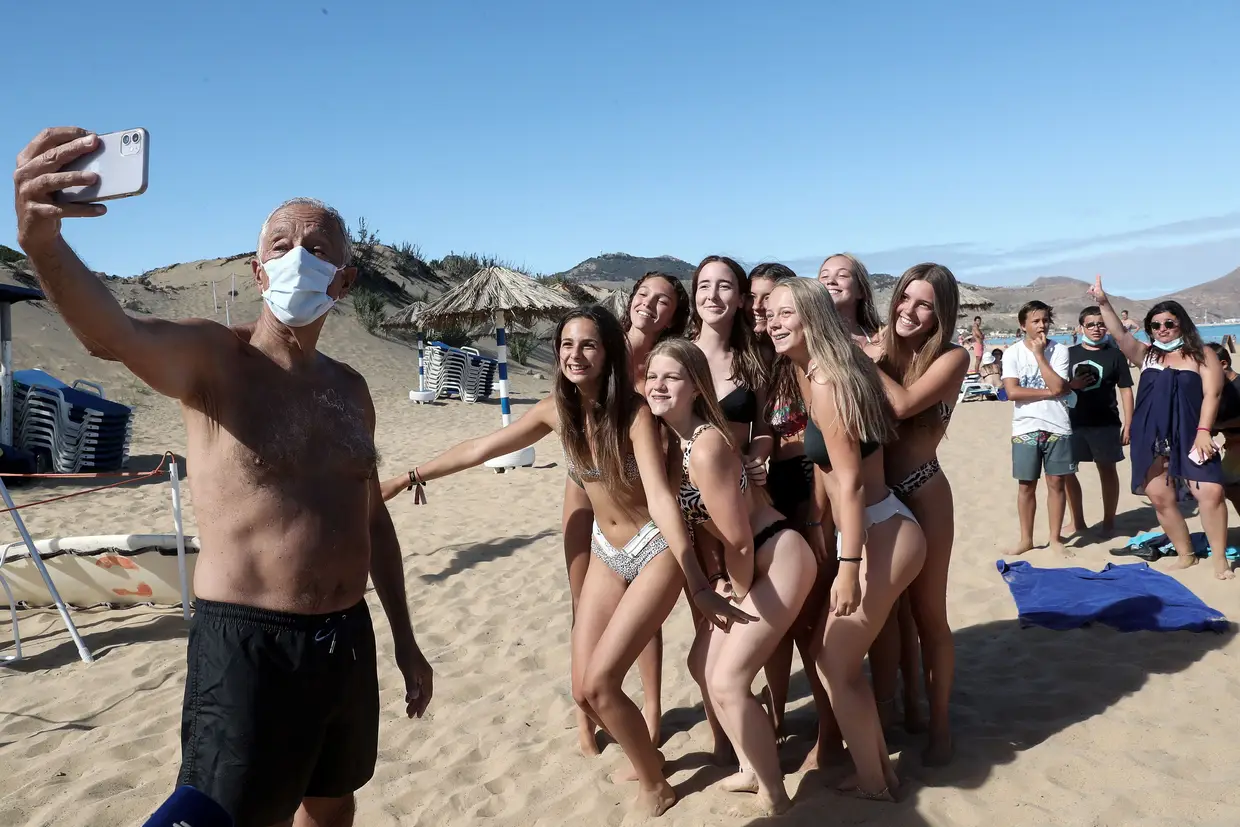 O Presidente da República, Marcelo Rebelo de Sousa, tira uma selfie com populares na praia do Porto Santo onde está de férias.
