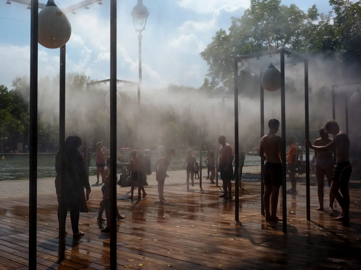 Dezenas de pessoas combatem o calor que se faz sentir em Paris, França