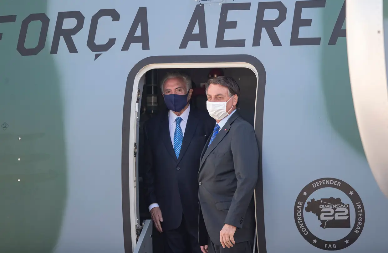 O Presidente do Brasil, Jair Bolsonaro, acompanhado do seu antecessor, Michel Temer, num avião que vai transportar ajuda humanitária para o Líbano.