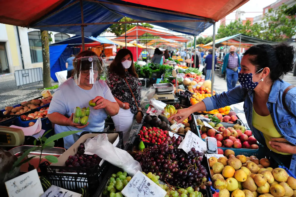 Regresso da Praça da Fruta das Caldas, o mítico mercado ao ar livre que se realiza diariamente, após interregno devido à pandemia da covid-19, nas Caldas da Rainha.