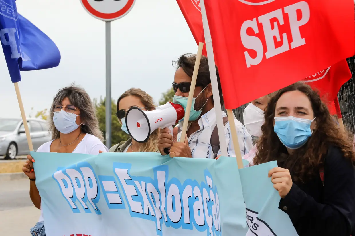 Uma delegação da Direção Regional de Lisboa do Sindicato dos Enfermeiros Portugueses e do Movimento de Utentes dos Serviços Públicos concentra-se em frente ao Hospital Beatriz Ângelo para exigir do conselho de administração e do Ministério da Saúde a resolução dos problemas dos enfermeiros, Loures.