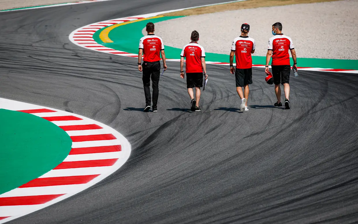 Membros da equipa da Alfa Romeo inspecionam a pista do Circuito de Barcelona-Catalunha durante o Grande Prémio de Fórmula 1 de Espanha.