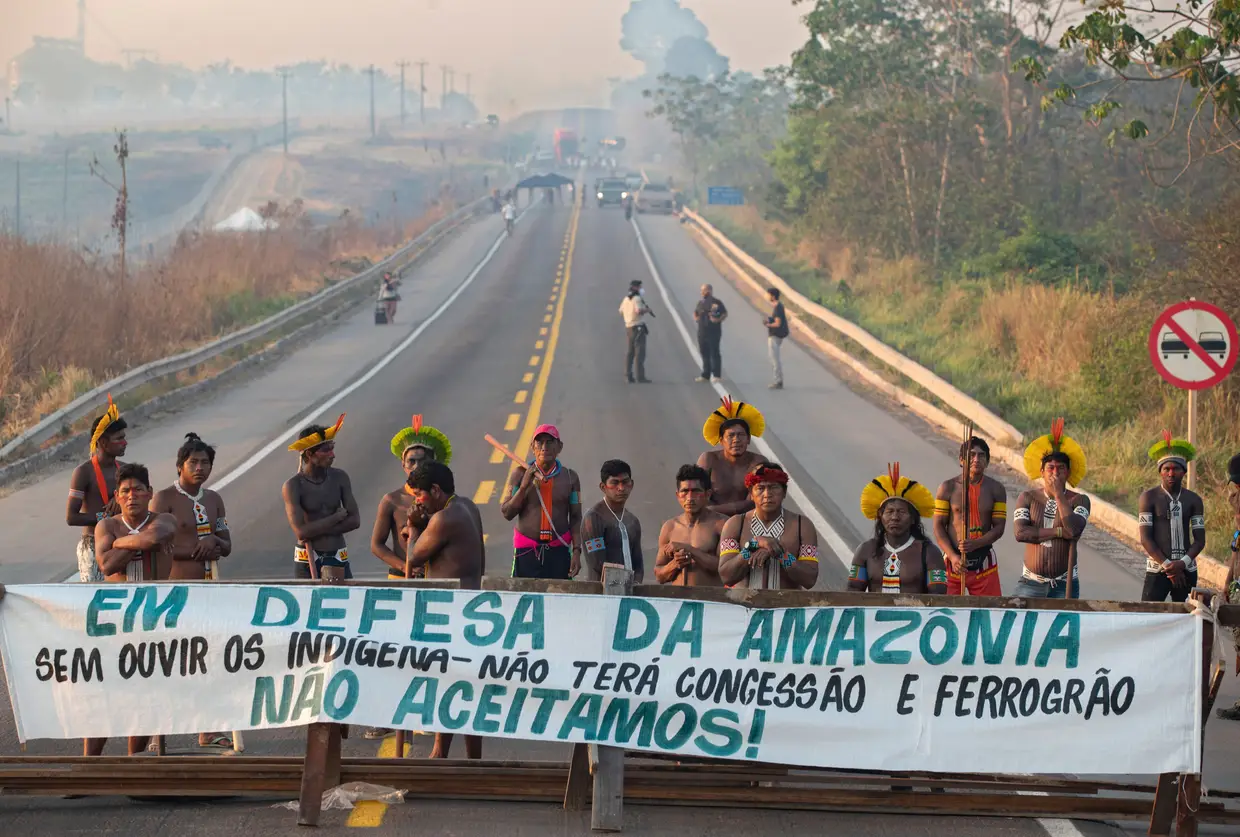Indígenas bloqueiam uma estrada em defesa da Amazónia, no Brasil.