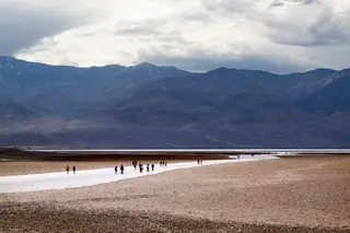 Turistas na bacia de Badwater.
