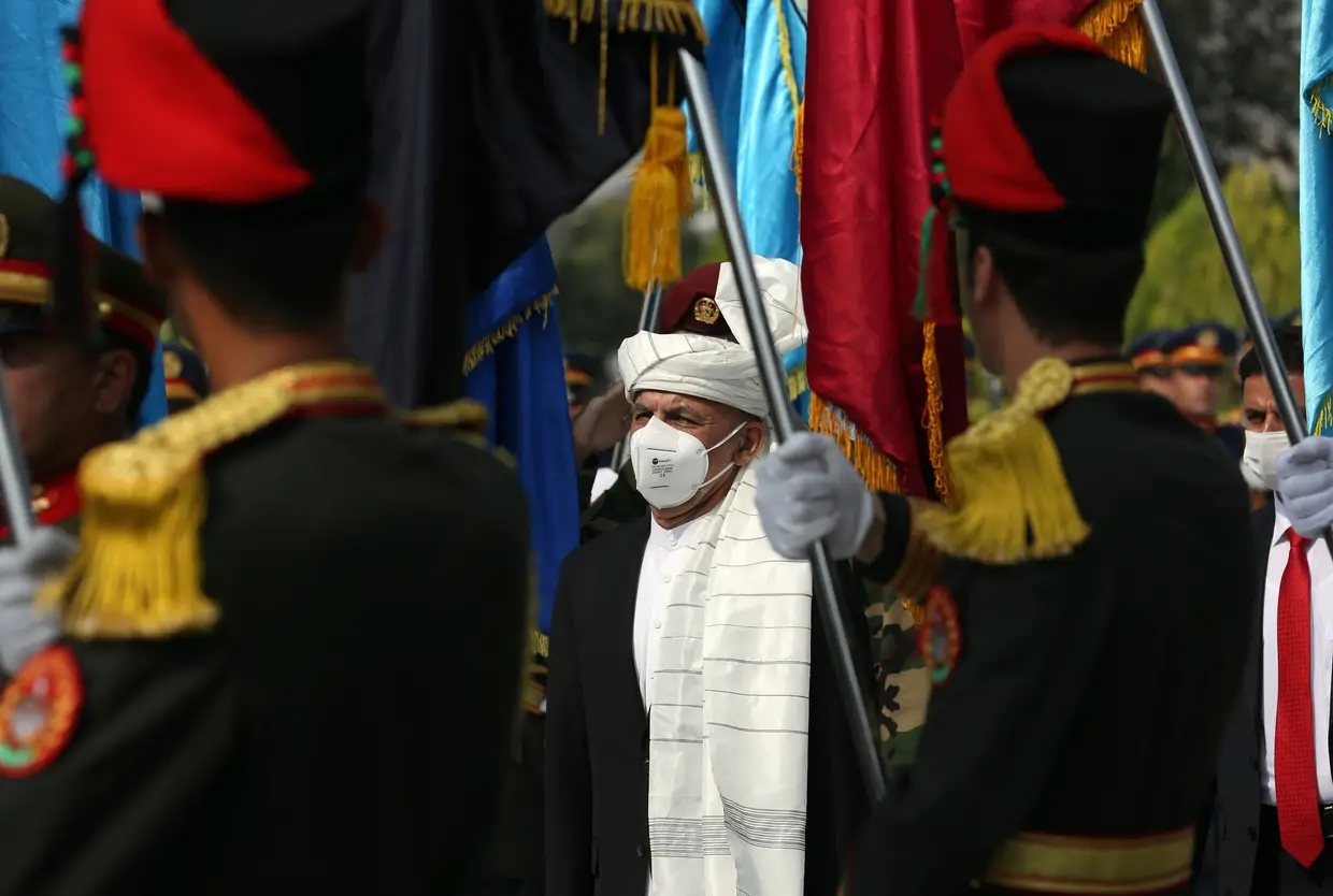 Ashraf Ghani, presidente afegão, junto à guarda de honra durante as comemorações do Dia da Independência em Cabul, Afeganistão.