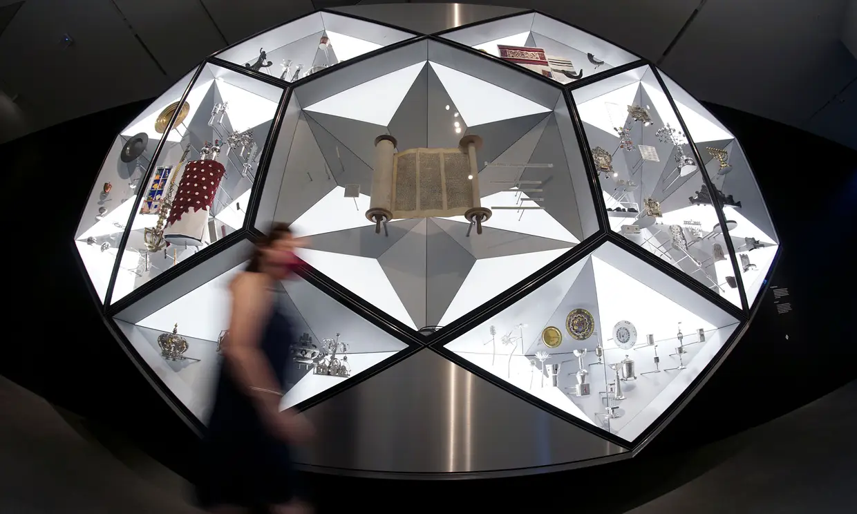 Uma vitrine com um rolo de Torah na exposição "Vida Judaica na Alemanha: Passado e Presente", no Museu Judaico de Berlim.