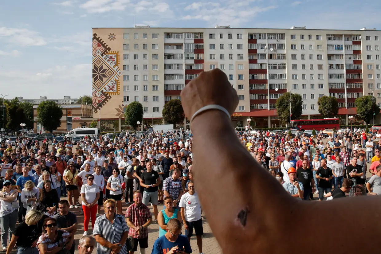 Mineiros bielorrussos num comício em Salihorsk, a cerca de 120 km de Minsk, Bielorrússia. Trabalhadores de vários setores continuam em greve aumentando a pressão sobre Aleksandr Lukashenko para renunciar ao cargo.