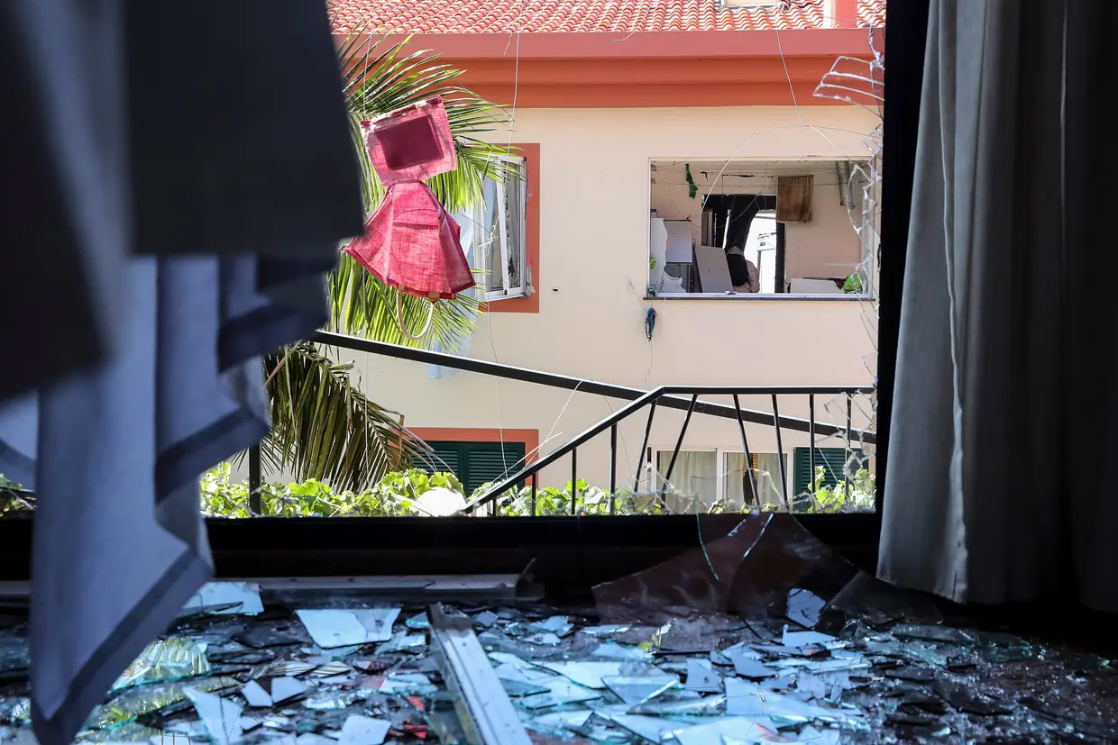Explosão em bloco de apartamentos em Câmara de Lobos, na Madeira, provoca um ferido.