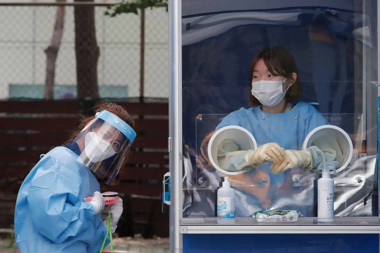 Agentes da polícia são testados na esquadra da Polícia Metropolitana de Seul, na Coreia do Sul