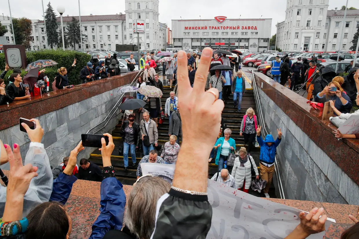 Manifestantes em frente a uma fábrica em Minsk para apoiar os trabalhadores que acabam o turno, na Bielorrússia.