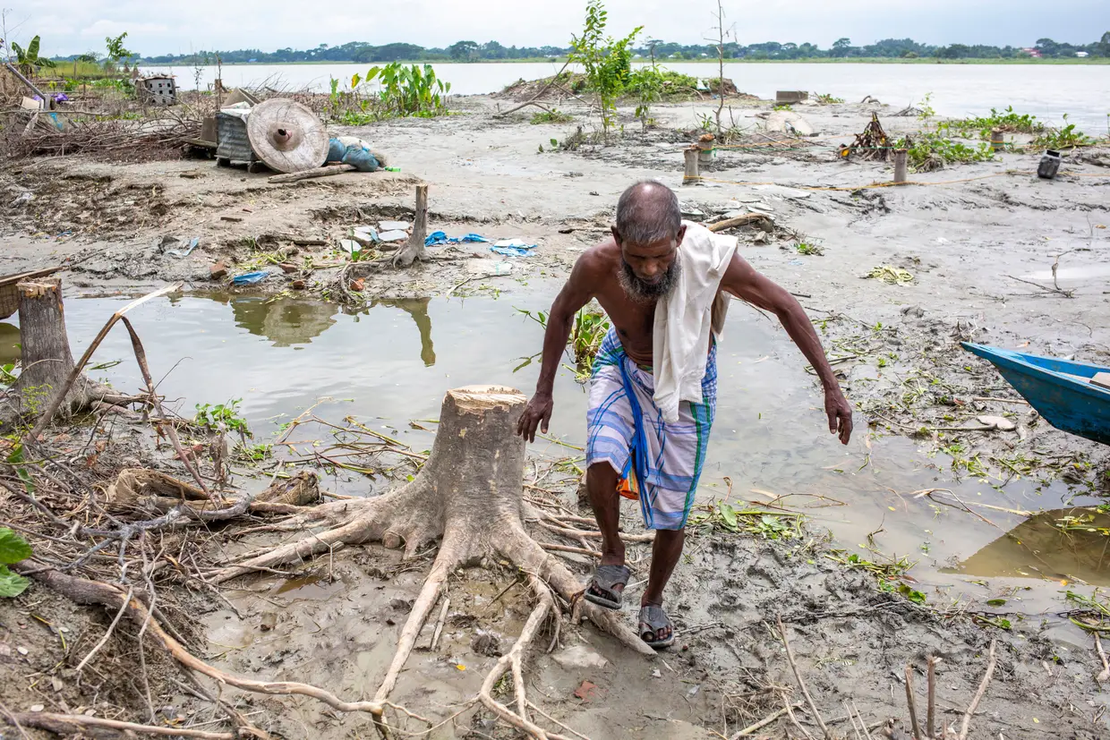 Estragos provocados pelas cheias na área de Kharakandi em Keraniganj em Dhaka, Bangladesh