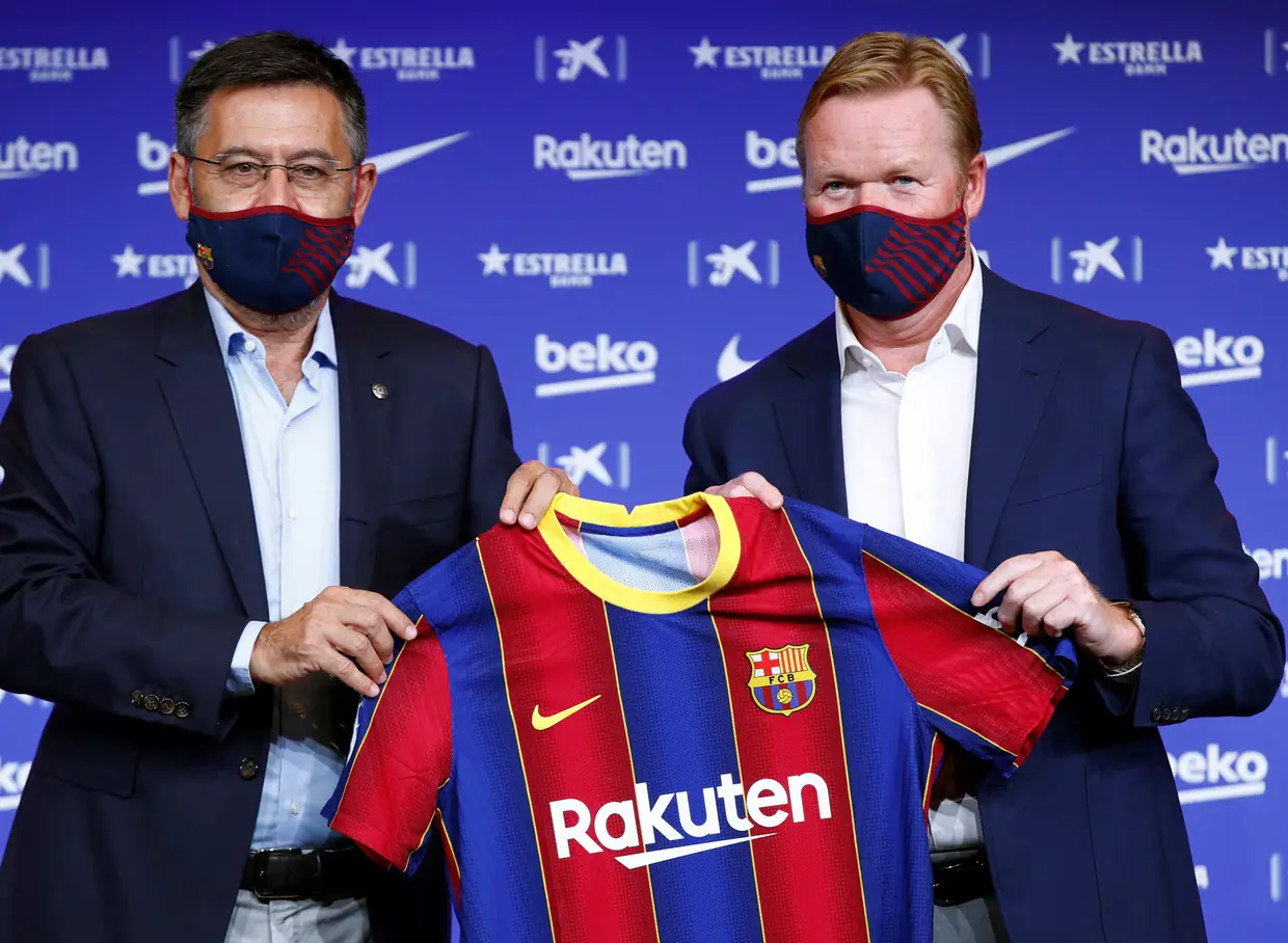 O técnico holandês Ronald Koeman ao lado do presidente do Barcelona FC, Josep Maria Bartomeu, durante sua apresentação como o novo treinador do clube de Barcelona.