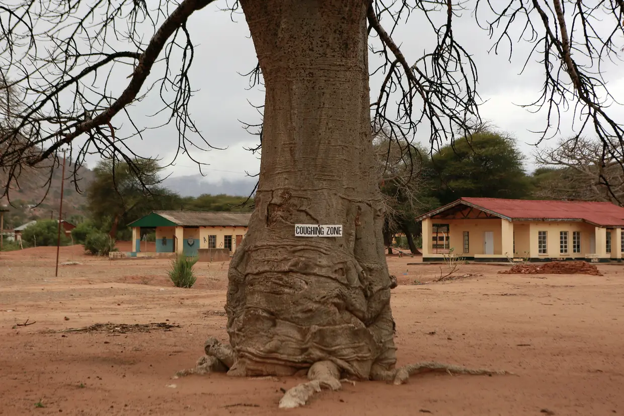 "Zona de tosse": é o que diz o placard afixado numa árvore, onde são feitas as recolhas de amostras de pessoas com tuberculose, numa zona rural de Harare, Zimbabué.