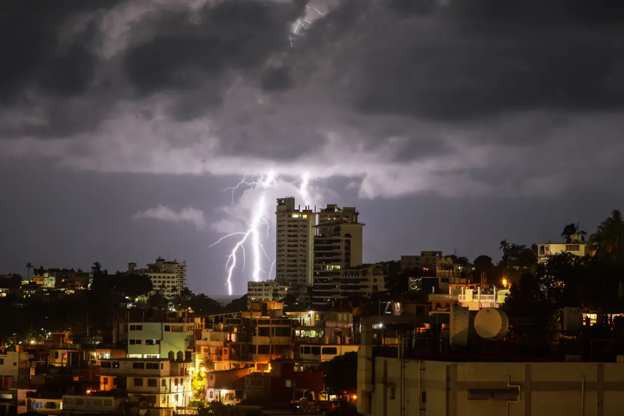 Raios iluminam o céu de Acapulco, México.
