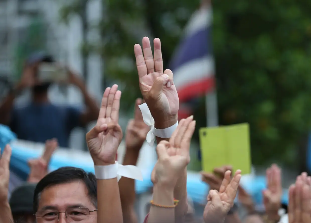 Manifestantes mostram apoio a nove ativistas pró-democracia, que foram detidos, em Banguecoque, por instigarem às manifestações contra o Governo militar e a elite pró-monárquica na Tailândia.