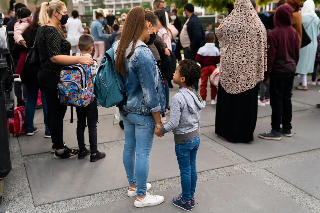 Espera para entrar na escola primária de Heembeek naquele que é o primeiro dia de aulas em Bruxelas, na Bélgica