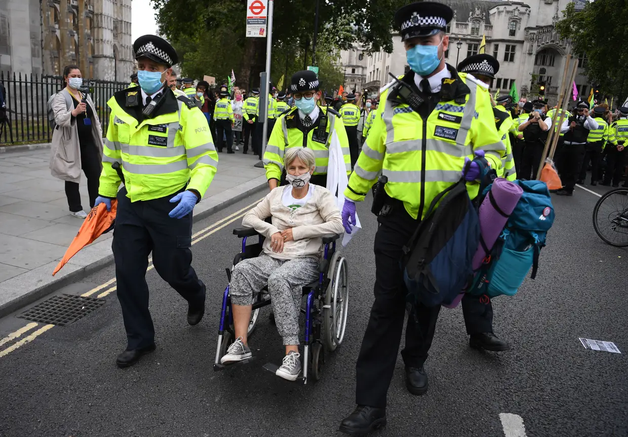 Polícia detém manifestante da Extinction Rebellion, um grupo ativista contra as alterações climáticas, na Praça do Parlamento em Londres, no Reino Unido