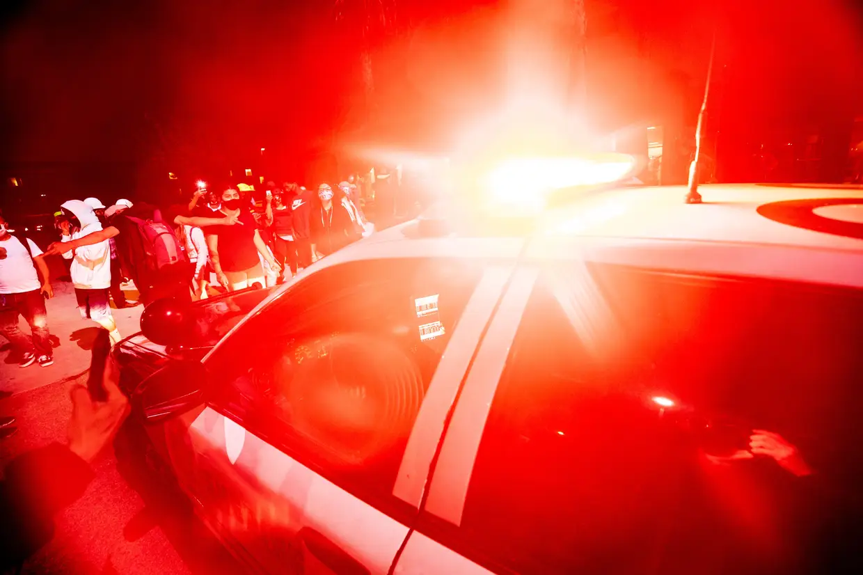 Manifestantes bloqueiam carro da polícia nos protestos contra o racismo em Westmont, South Los Angeles, Califórnia
