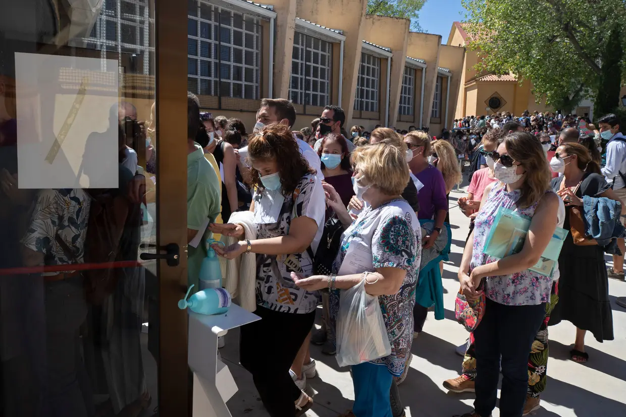 Professores e auxiliares escolares formam uma fila para serem testados à Covid-19 em Madrid, Espanha.
