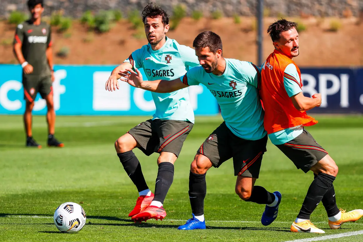 Bernardo Silva, João Moutinho e Mário Rui durante o treino da seleção na Cidade do Futebol, em Oeiras.