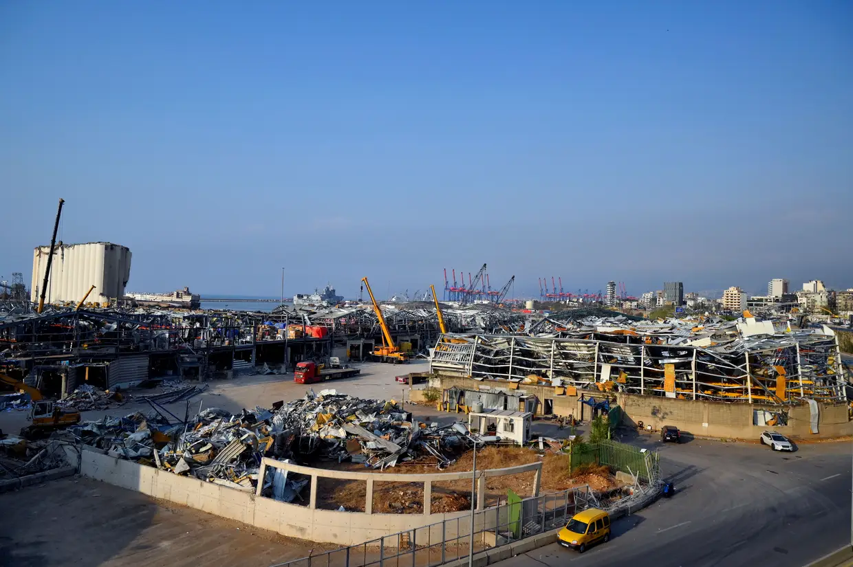 Os danos no porto de Beirute, no Líbano, na sequência das explosões provocadas por milhares de toneladas de nitrato de amónio.