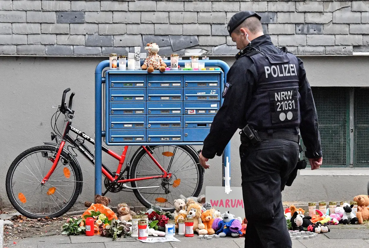 Um memorial composto por velas e peluches à entrada da casa onde cinco crianças foram encontradas mortas pela polícia alemã.