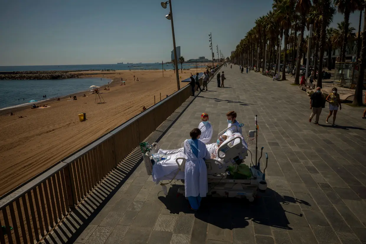 Francisco Espana, de 60 anos, transportado por uma equipa médica na sua cama de hospital até ao exterior do mesmo para observar o Mar Mediterrâneo, depois de ter estado internado 52 dias na Unidade de Cuidados Intensivos com Covid-19. Esta sexta-feira, os médicos permitiram-lhe 10 minutos no exterior como parte da sua recuperação.