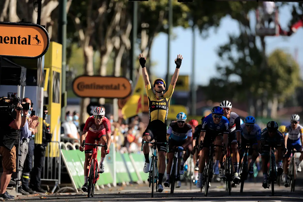 O ciclista belga Wout Van Aert celebra a vitória da 7.ª da Volta a França.