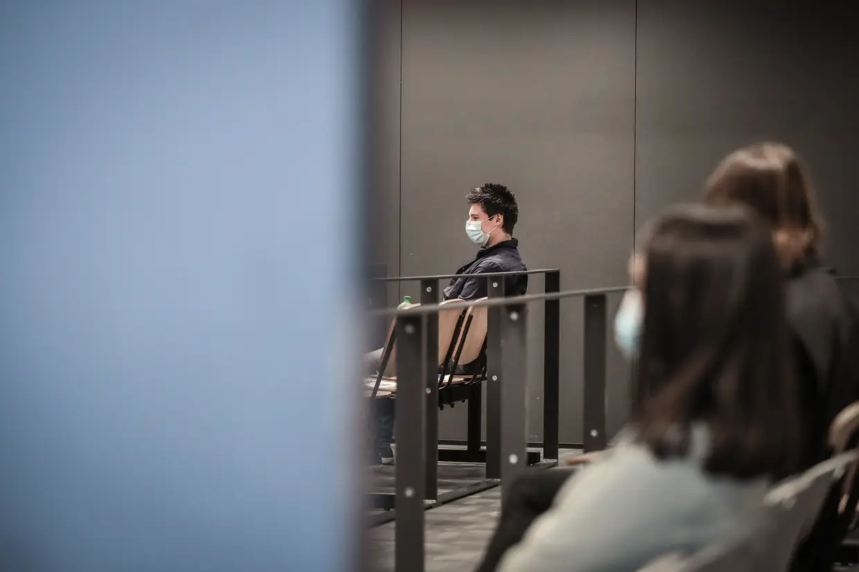 O criador da plataforma Football Leaks, Rui Pinto, dentro da sala do tribunal do Campus de Justiça, em Lisboa, onde arrancou o seu julgamento. É acusado de 90 crimes.
